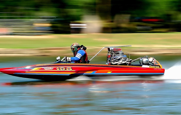 Гонка на моторной лодке