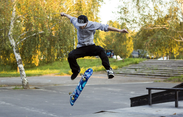 Прыжок в осеннем парке