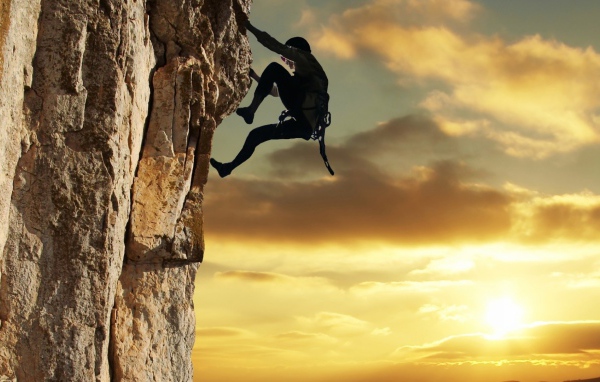 Человек лезет на скалу