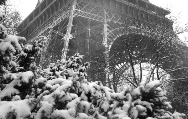 Снег в Париже у подножия Эйфелевой башни
