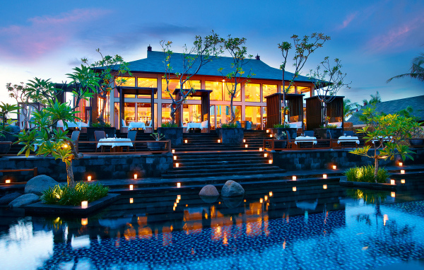 Вечерние огни отеля на Бали