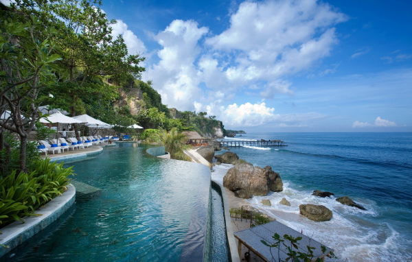 Бассейн у берега на Бали