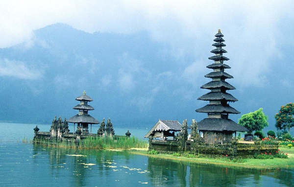 Храм среди воды на Бали