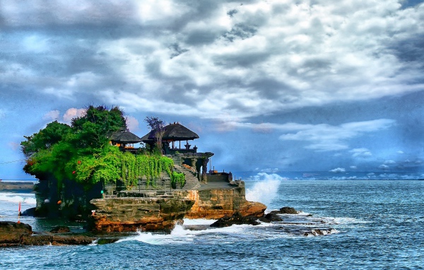 Храм на острове у берега Бали