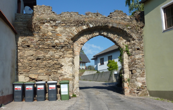Старинная арка в городе Лэнгенфельд, Австрия