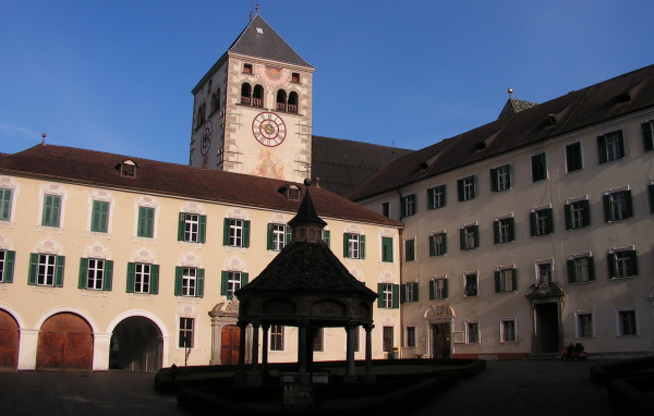 Площадь в городе Нойштифт, Австрия