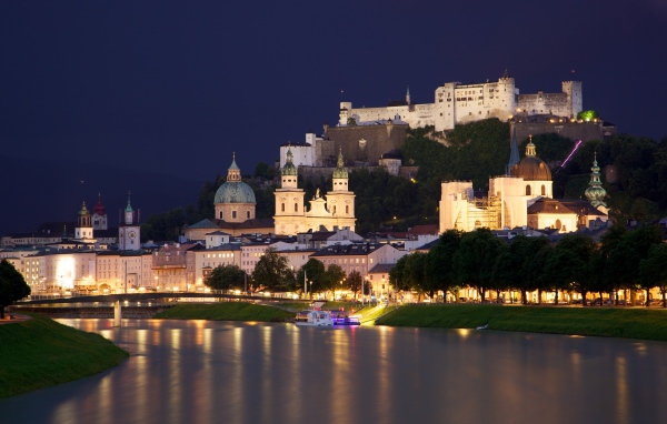 Крепость на холме в городе  Зальцбург, Австрия