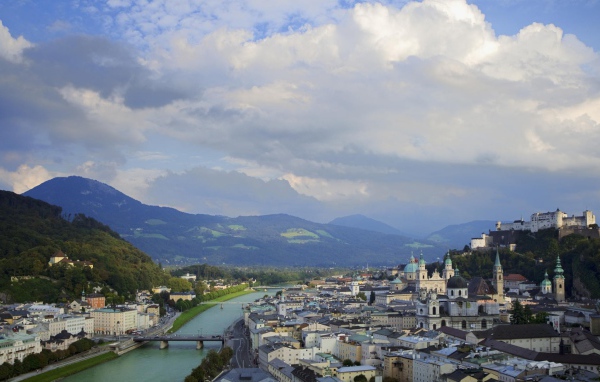 Город среди гор Зальцбург, Австрия