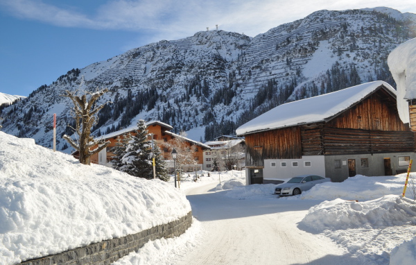 Городская улица на горнолыжном курорте Лех, Австрия