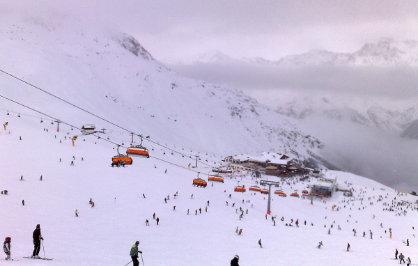 Спуск на лыжах на горнолыжном курорте Зёльден, Австрия