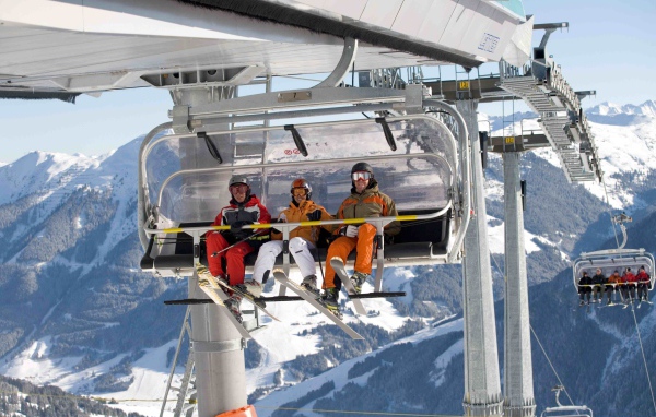 Катание на подъемнике на горнолыжном курорте Заальбах Хинтерглем, Австрия