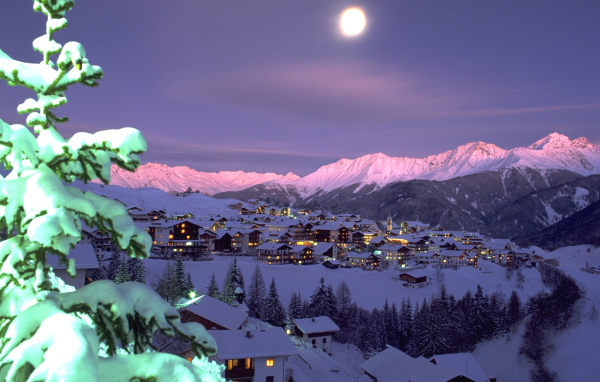 Вечерние огни на горнолыжном курорте Серфаус, Австрия