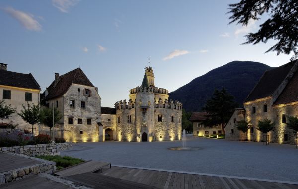 Вечерние огни в городе Нойштифт, Австрия