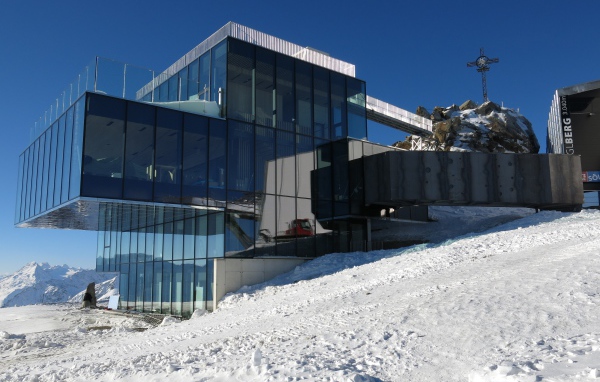 Стеклянный дом на горнолыжном курорте Зёльден, Австрия