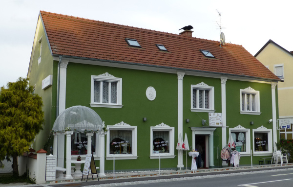 Зеленый дом на курорте Бад Лойперсдорф, Австрия