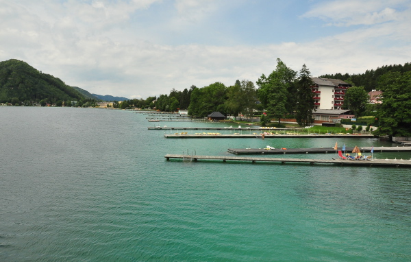Зеленая вода на озере Клопайнер Зее, Австрия