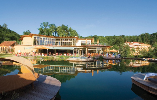 Бассейн в отеле на курорте Бад Лойперсдорф, Австрия