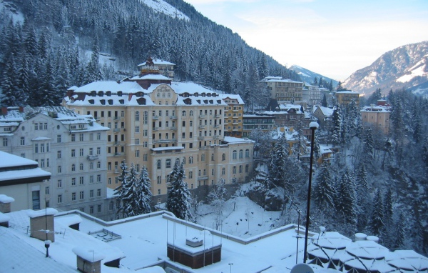 Дома на фоне гор на курорте Бад Хофгастайн, Австрия