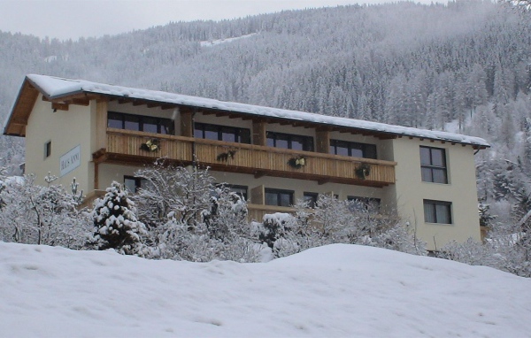 Дом на фоне гор на горнолыжном курорте Бад Кляйнкирххайм, Австрия