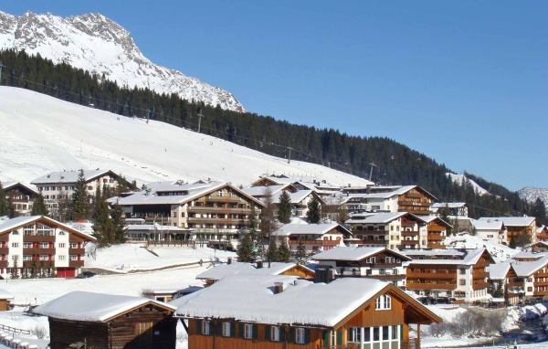 Дома на фоне гор на горнолыжном курорте Лех, Австрия