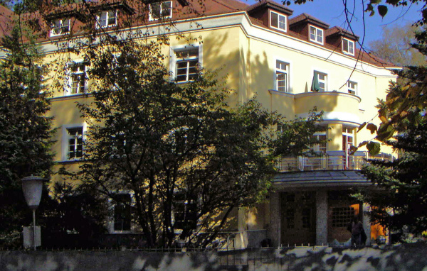 Дом на городской улице на курорте Бад Халль, Австрия