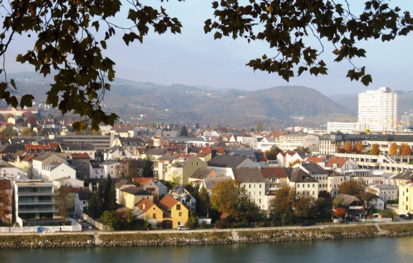 Дома на набережной в городе Линц, Австрия