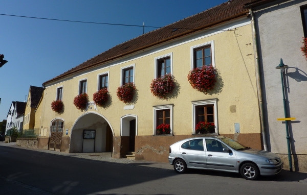 Дом с цветами в городе Лэнгенфельд, Австрия