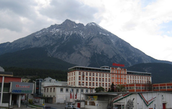 Дома на фоне Альп на курорте Тельфс-Бюхен, Австрия