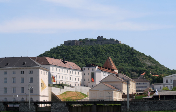 Дома на фоне холма в городе Гайнберг, Австрия