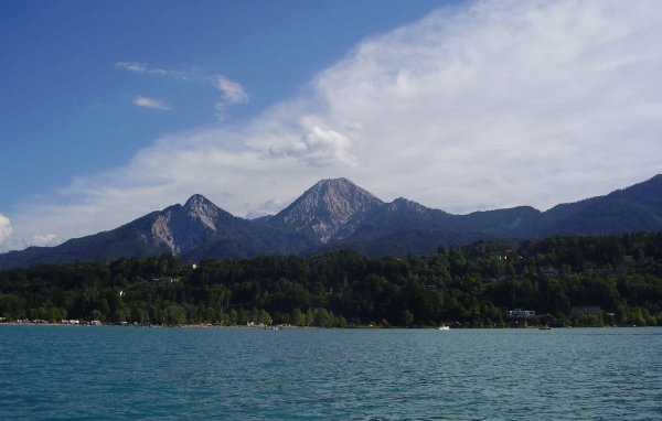 Озеро на фоне гор на курорте Фаакер-Зее, Австрия