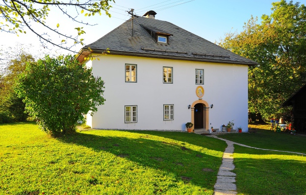 Лужайка перед домом на курорте Фаакер-Зее, Австрия