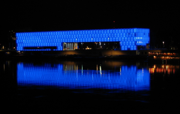 Светящееся здание в городе Линц, Австрия