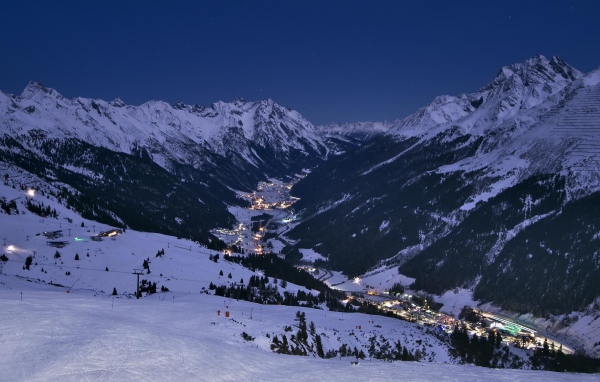 Ночные огни на горнолыжном курорте Лех, Австрия