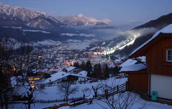 Ночные огни на горнолыжном курорте Шладминг, Австрия