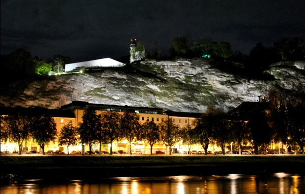 Ночная подсветка в городе  Зальцбург, Австрия