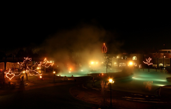 Ночные огни на курорте Бад Лойперсдорф, Австрия