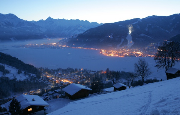 Ночные огни на курорте Цель-ам-Зее, Австрия