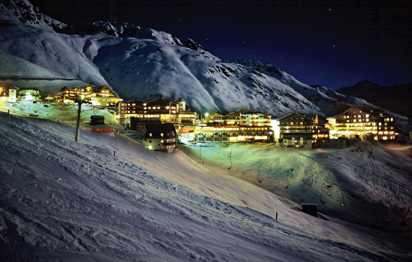 Ночные огни на горнолыжном курорте Зёльден, Австрия