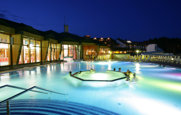 Ночной бассейн на курорте Бад Лойперсдорф, Австрия
