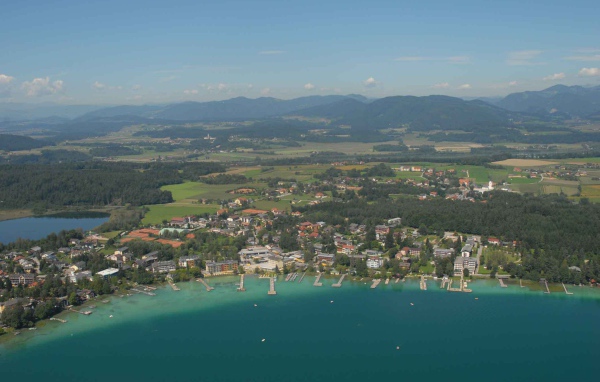 Панорама курорта на озере Клопайнер Зее, Австрия