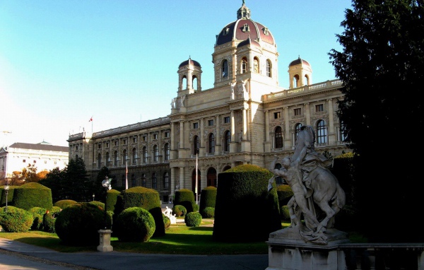 Парк перед дворцом в городе Вена, Австрия