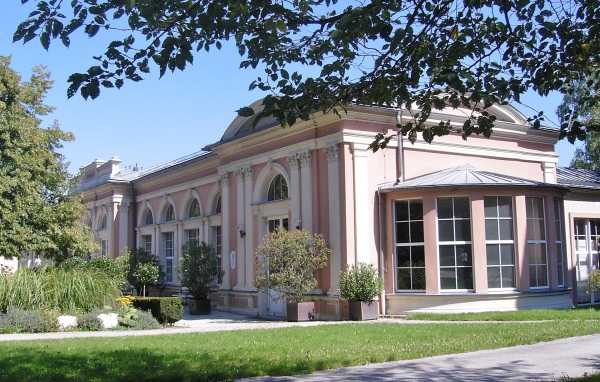 Розовое здание в парке на курорте Бад Халль, Австрия