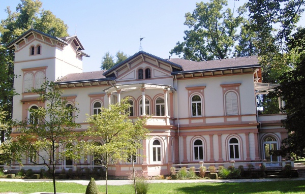 Розовое здание на курорте Бад Халль, Австрия