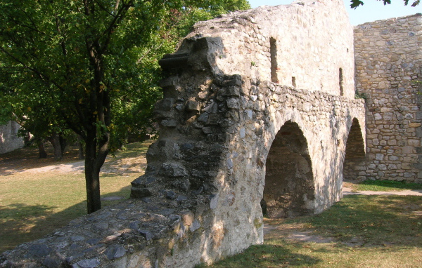 Остатки крепостной стены в городе Гайнберг, Австрия
