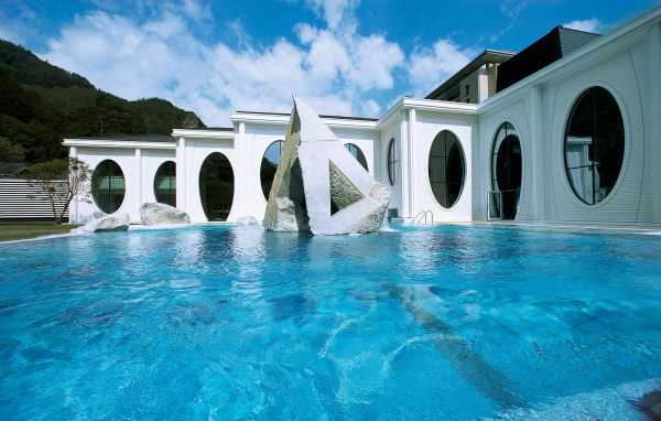 Скульптура в бассейне на курорте Бад Лойперсдорф, Австрия