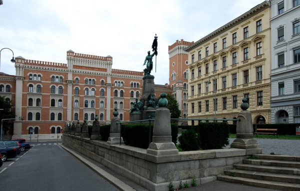 Скульптура на площади в городе Вена, Австрия