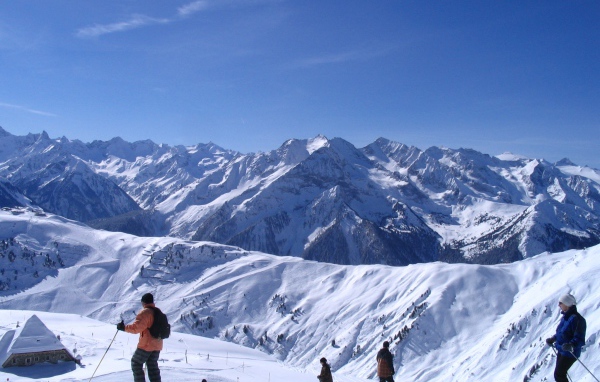 Лыжники на трассе на горнолыжном курорте Майрхофен, Австрия