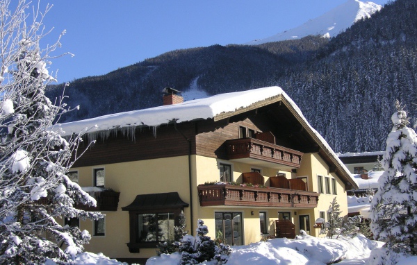 Заснеженная гостиница на курорте Бад Хофгастайн, Австрия