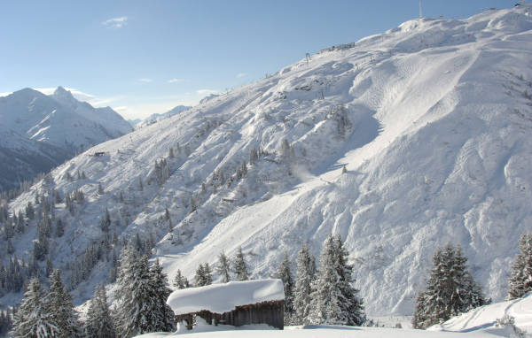 Заснеженный склон на горнолыжном курорте Сант Антон, Австрия