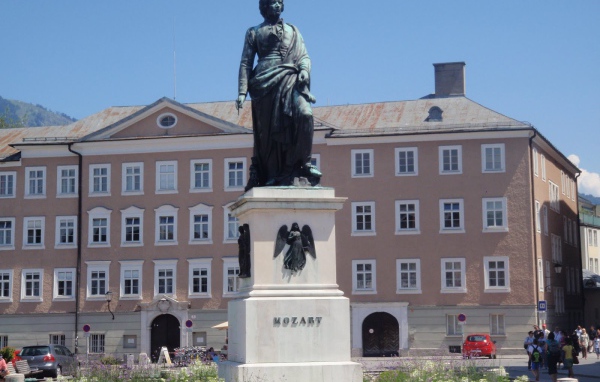 Статуя Моцарта в городе  Зальцбург, Австрия